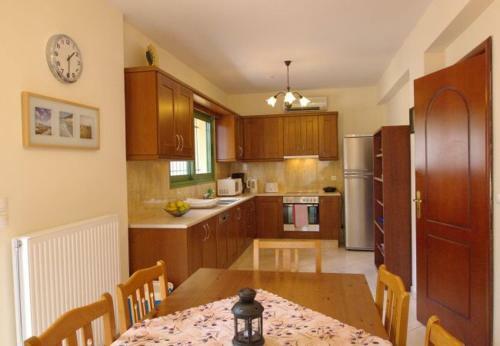 Kato Kateleios Villa Sleeps 7 With Pool And Air Con