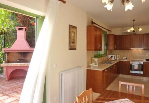 Villa In Kato Kateleios Sleeps 7 With Pool And Air Con