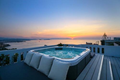 Apartment With Rooftop Hot Tub