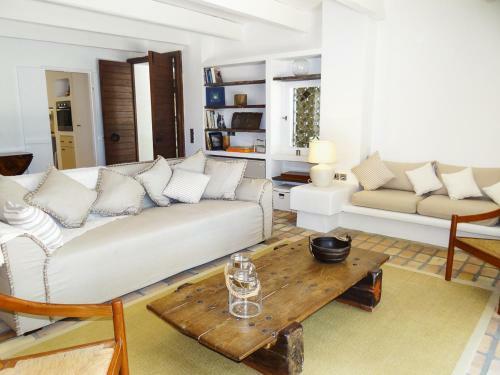 Chlomos Villa Sleeps 8 With Pool And Air Con