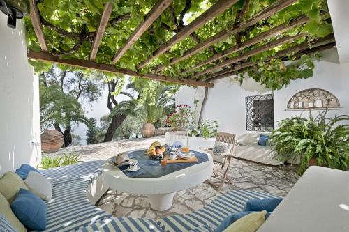 Chlomos Villa Sleeps 8 With Pool And Air Con