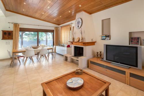 Kolympia Villa Sleeps 6 With Pool Air Con And Wifi