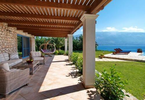 Villa In Kleismata Sleeps 7 With Pool And Air Con