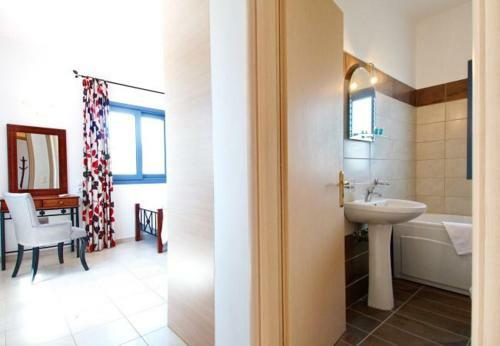 Villa In Kleismata Sleeps 7 Includes Swimming Pool And Air Con 3