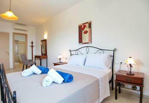 Villa In Kleismata Sleeps 7 Includes Swimming Pool And Air Con 3
