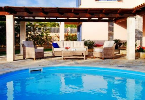 Villa In Kleismata Sleeps 7 Includes Swimming Pool And Air Con 3