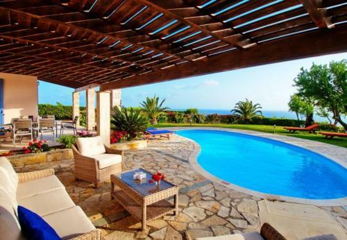 Villa In Kleismata Sleeps 7 Includes Swimming Pool And Air Con 3