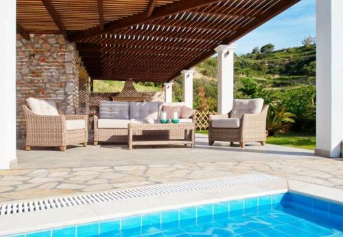 Villa In Kleismata Sleeps 6 With Pool And Air Con