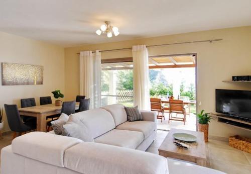 Villa In Kleismata Sleeps 6 With Pool And Air Con