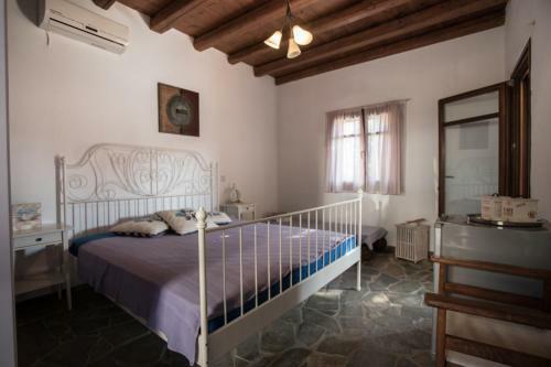2ag252-house With A Pool In Andros