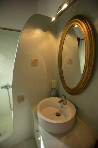 2ag252-house With A Pool In Andros