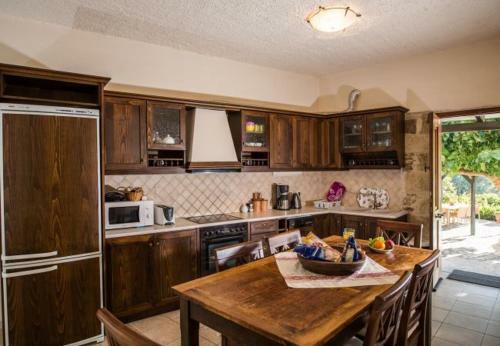 Petroulides Villa Sleeps 7 With Pool Air Con And Wifi