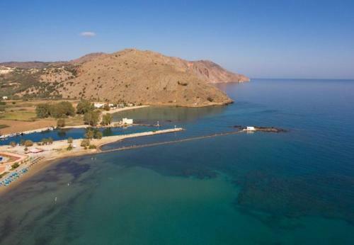 Petroulides Villa Sleeps 7 With Pool Air Con And Wifi