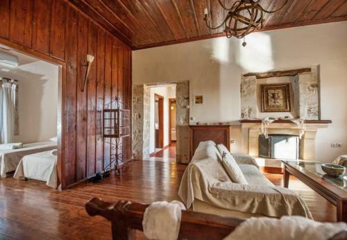 Petroulides Villa Sleeps 7 With Pool Air Con And Wifi