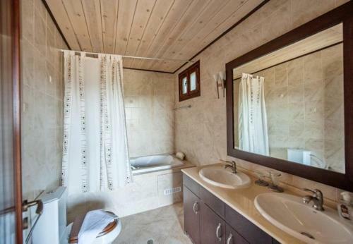 Petroulides Villa Sleeps 7 With Pool Air Con And Wifi