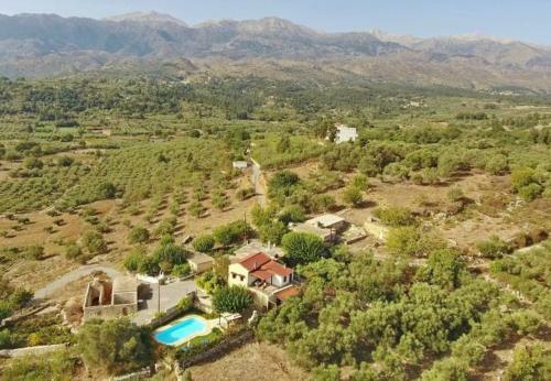 Petroulides Villa Sleeps 7 With Pool Air Con And Wifi