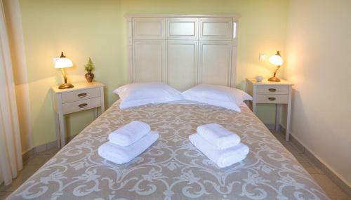 Villa In Spanochori Sleeps 4 With Pool And Air Con