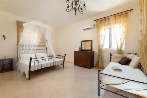 Dipasquale Villa Near Anthony Quinn