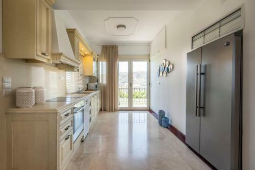 Ksirokampos Villa Sleeps 10 With Pool And Air Con