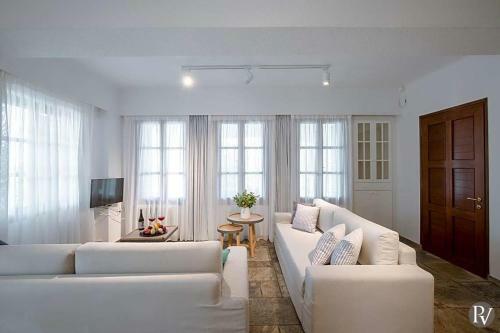 Agios Onoufrios Villa Sleeps 14 With Pool And Air Con