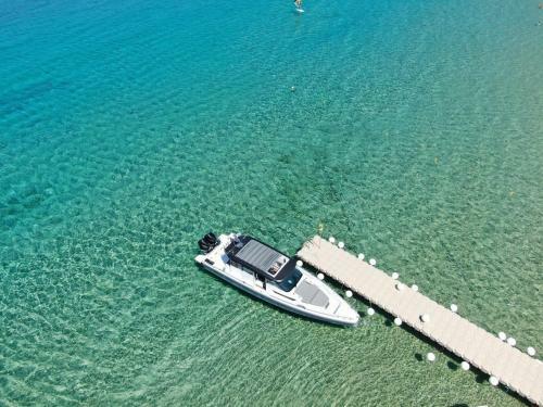 Hotel Far Out Beach Resort