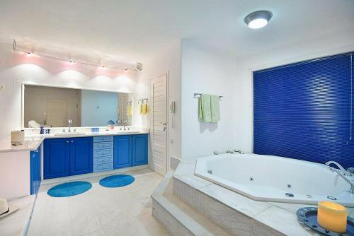 Paraga Villa Sleeps 20 With Pool And Air Con