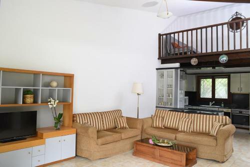 Peekaboo Shared Pool Villa