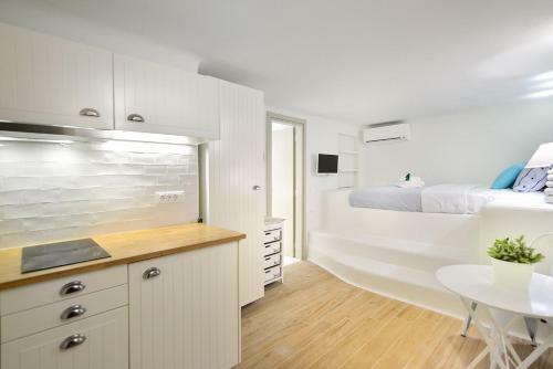 Elia Villa Sleeps 12 With Pool And Air Con