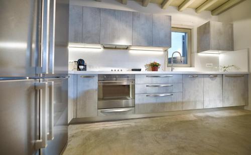 Elia Villa Sleeps 12 With Pool And Air Con