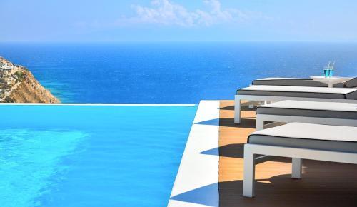 Elia Villa Sleeps 12 With Pool And Air Con
