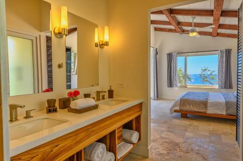 Hostal Villa Topaz Above West Bay With 360 Degree Views!