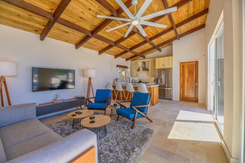 Hostal Villa Topaz Above West Bay With 360 Degree Views!