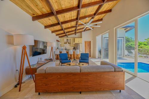 Hostal Villa Topaz Above West Bay With 360 Degree Views!