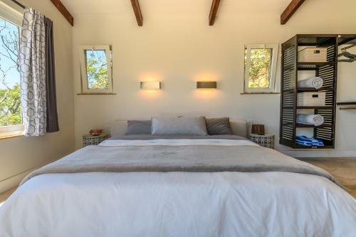 Hostal Villa Topaz Above West Bay With 360 Degree Views!