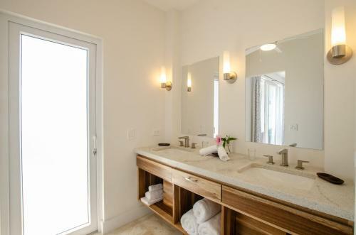 Hostal Villa Topaz Above West Bay With 360 Degree Views!