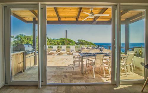 Hostal Villa Topaz Above West Bay With 360 Degree Views!