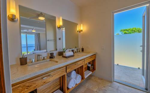 Hostal Villa Topaz Above West Bay With 360 Degree Views!