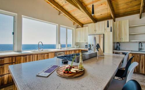 Hostal Villa Topaz Above West Bay With 360 Degree Views!