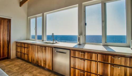 Hostal Villa Topaz Above West Bay With 360 Degree Views!