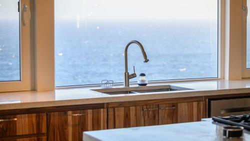 Hostal Villa Topaz Above West Bay With 360 Degree Views!