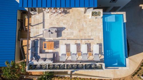 Hostal Villa Topaz Above West Bay With 360 Degree Views!