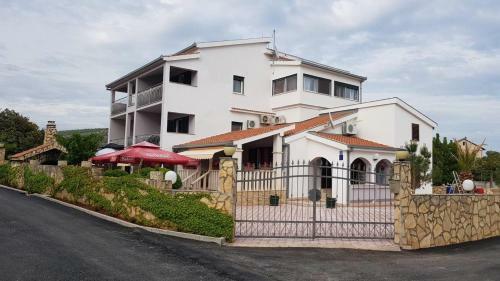 Hostal Apartments Karen