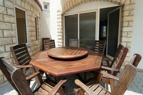 Villa With Pool And Guesthouse Vir