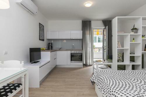 Apartments Emil-close To The Beach