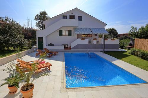 Villa With Pool Beatrix