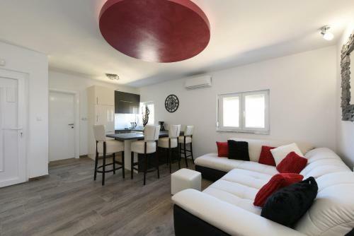 City Villa With Pool Yespeace