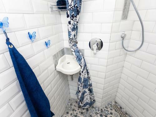 Adorable Holiday Home Located Near The Beach !
