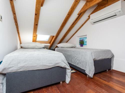 Adorable Holiday Home Located Near The Beach !