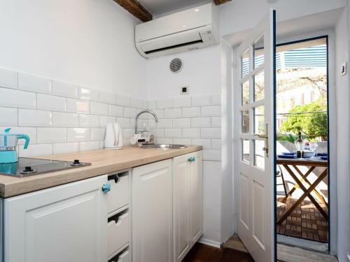 Adorable Holiday Home Located Near The Beach !