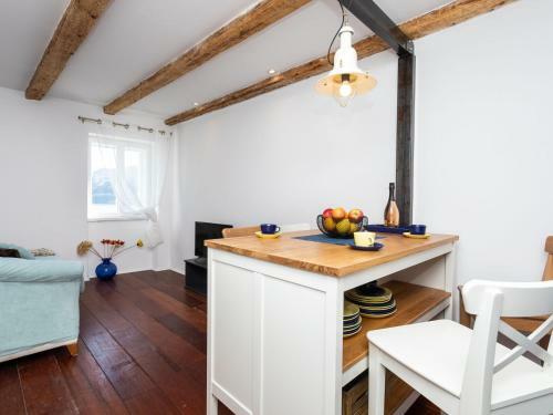Adorable Holiday Home Located Near The Beach !